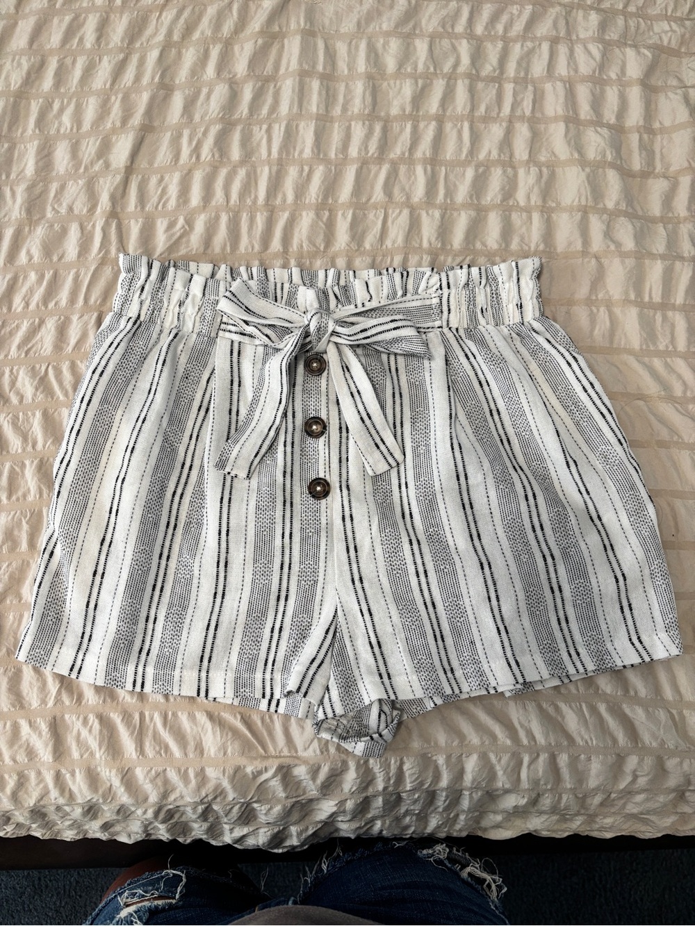 Sienna Sky Striped Paperbag Waist Tie-Front Women’s Shorts White/Black size medi